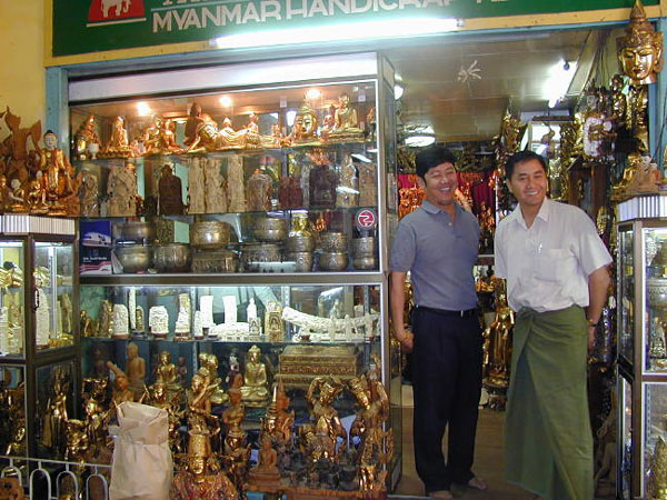 shop in the Maha Muni Pagoda