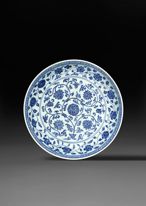 Large blue and white dish with fanlian lotus scrolls, Xuande marked