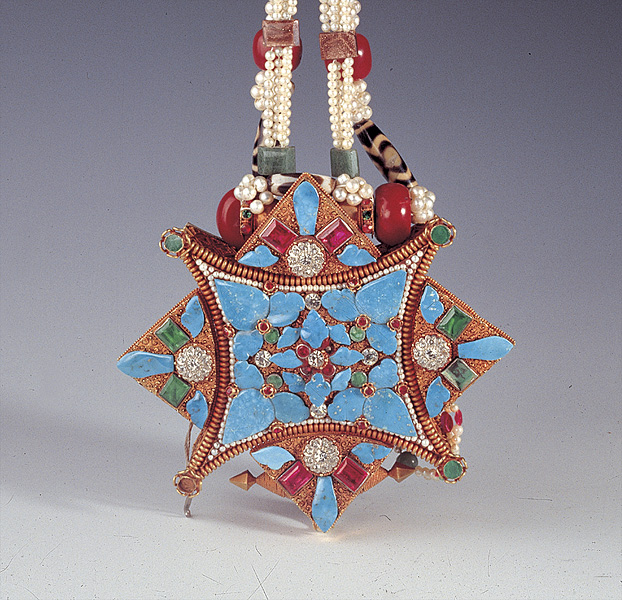 Necklace with Gold Amulet Box (Gau)