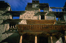 Detail of fa&ccedil;ade and porch