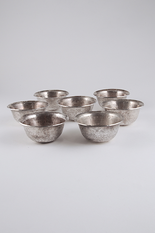 Set of seven bowls 