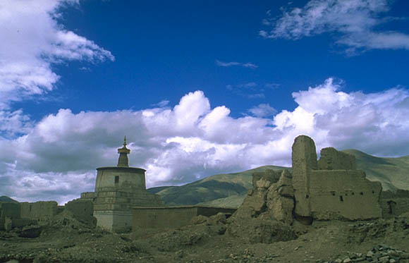 Stupa and ruined structures in the environs of Rithang